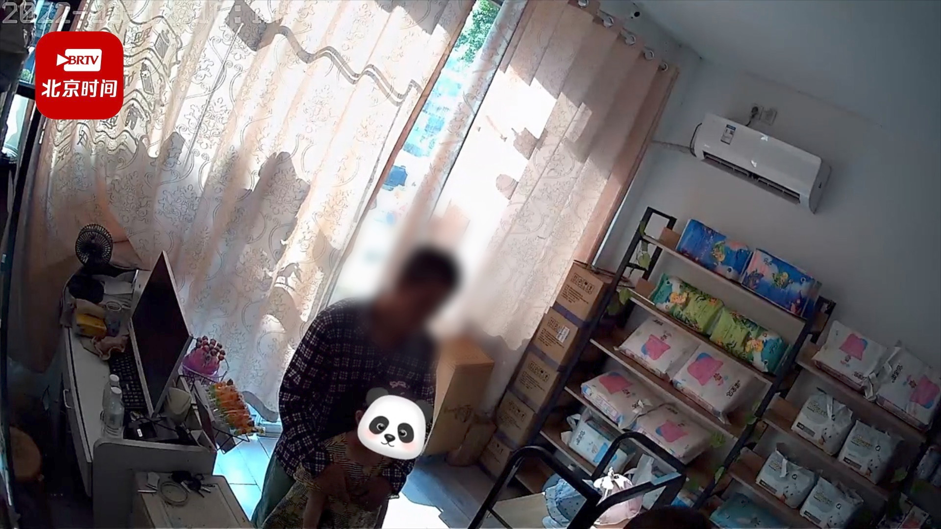 男子尾随抚摸取快递女孩被店主呵斥 店主：女孩说不认识他