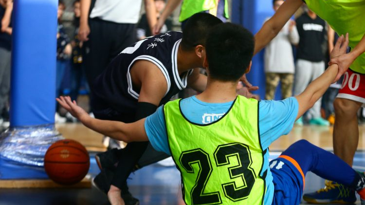 路人王篮球单挑赛开赛 业余打出职业范儿