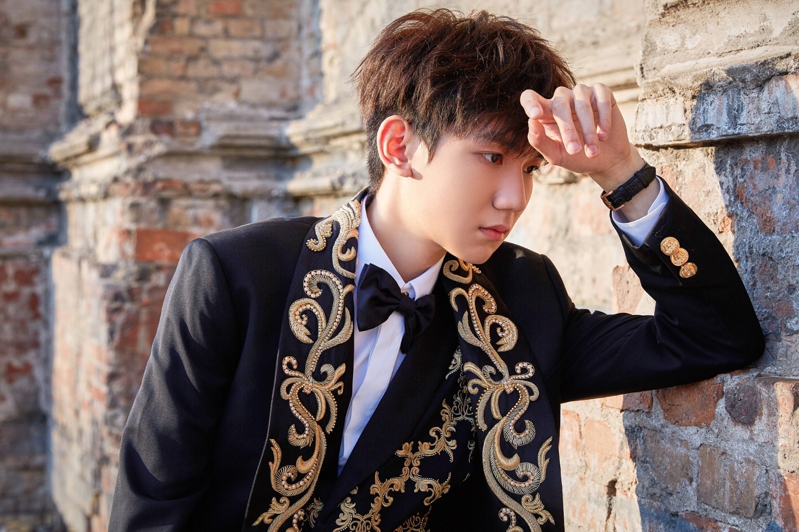 王源拼接夹克配黑皮裤个性十足 自在少年彰显