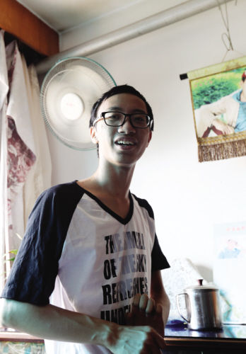 贫困男孩一家三口挤一张床 学费生活费没着落