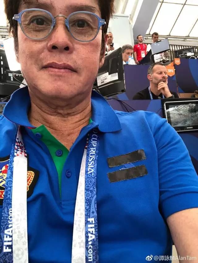 现身世界杯决赛 和吉格斯合影 其父与李惠堂一