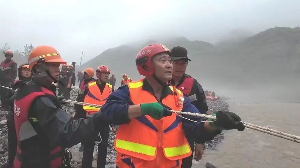 架“绳索天桥”,渡河!他带领搜救队挺进流村重灾区…… 架“绳索天桥”,渡河!他带领搜救队挺进流村重灾区……