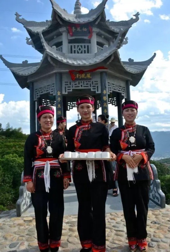 可是,查查资料,畲族人竟然是起源于广东潮州的凤凰山,后才迁徙到福建