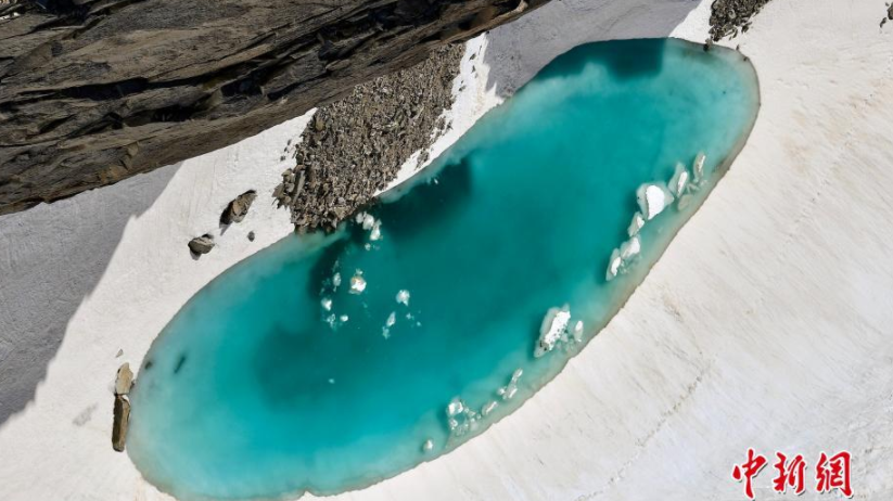 欧洲气温飙升 阿尔卑斯山顶冰川融化成湖似“蓝色眼泪” 欧洲气温飙升 阿尔卑斯山顶冰川融化成湖似“蓝色眼泪”