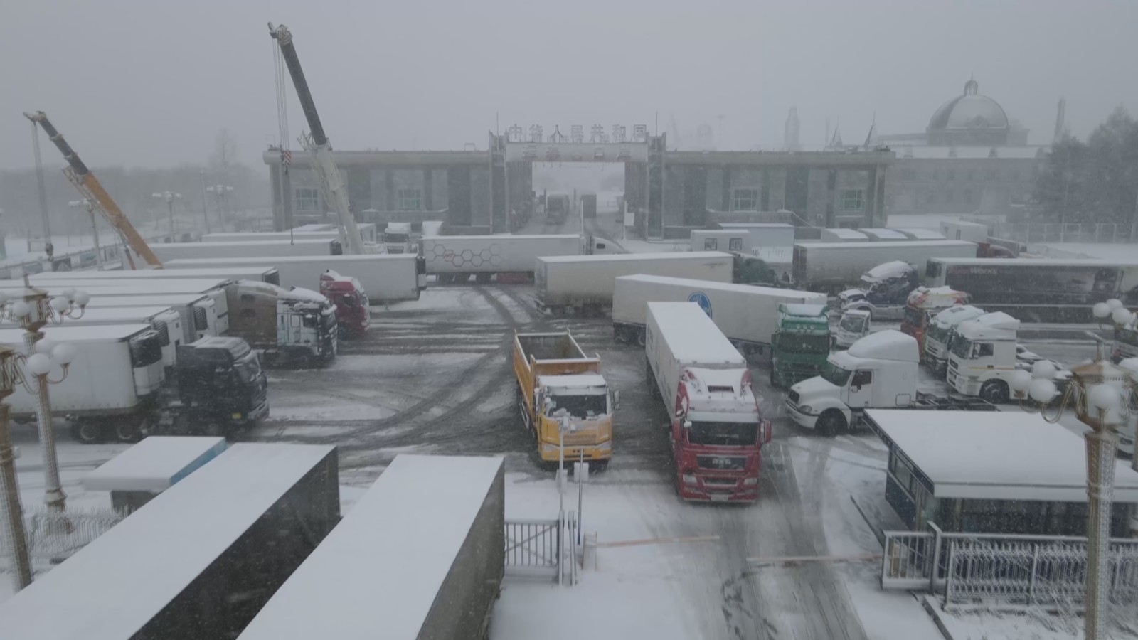 吉林珲春口岸突降大雪 影响跨境货物通关 吉林珲春口岸突降大雪 影响跨境货物通关
