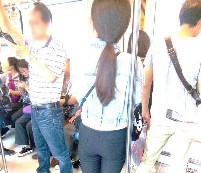 胯宽的女生穿黑色紧身裤,细腰的人体美学,就是