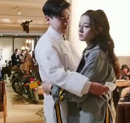 迪丽热巴与邓伦拍拥抱戏,热巴满脸不开心,邓伦