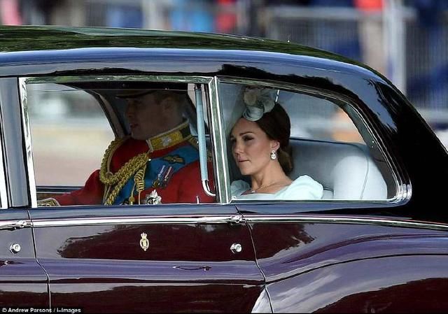 卡米拉和凯特王妃同乘一辆马车,服装颜色也很
