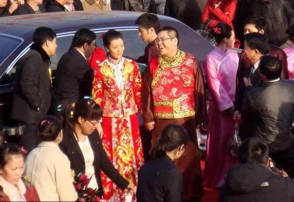 娶女明星,4年败光130亿!可网友却说他太聪明了