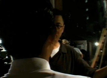 正面对着镜头的人是王家卫你认出来了吗？超难得看到墨镜王不戴墨镜，反正我是没认出来。