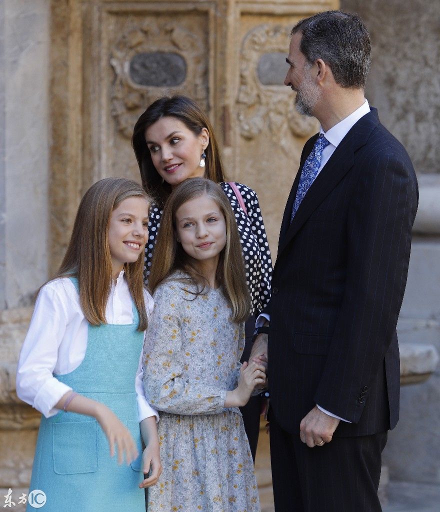 西班牙王室颜值高,父女互动捏鼻子,王后和孙女贴耳密语好暖心