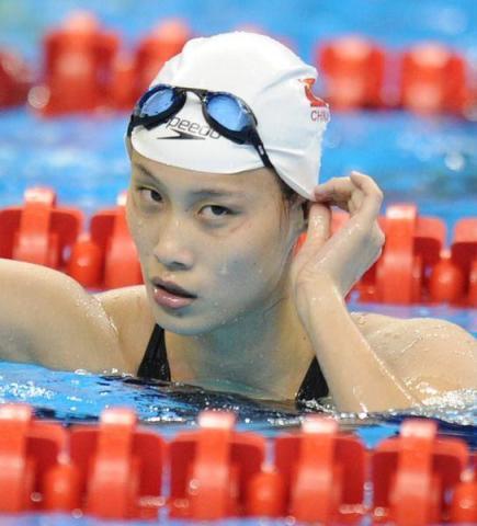 还有好事者对比陆滢和柳岩的胸器,认为陆滢完爆柳岩,因为陆滢是纯天然