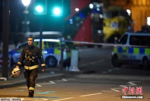 目击者:英国会恐袭嫌犯系40多岁亚裔男子 目击者:英国会恐袭嫌犯系40多岁亚裔男子