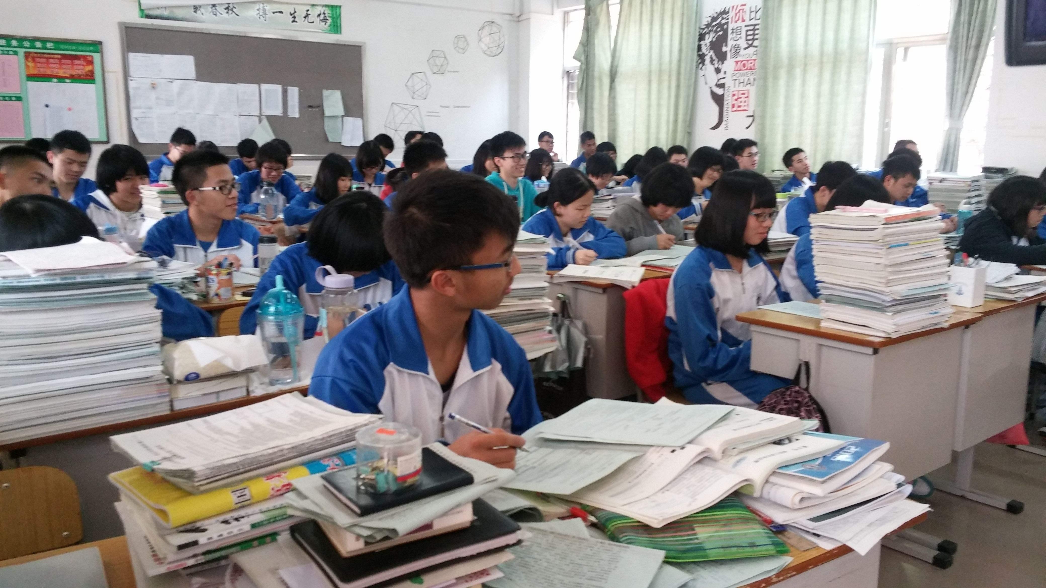 女孩复读一年高考志愿被男闺蜜篡改再落榜!男