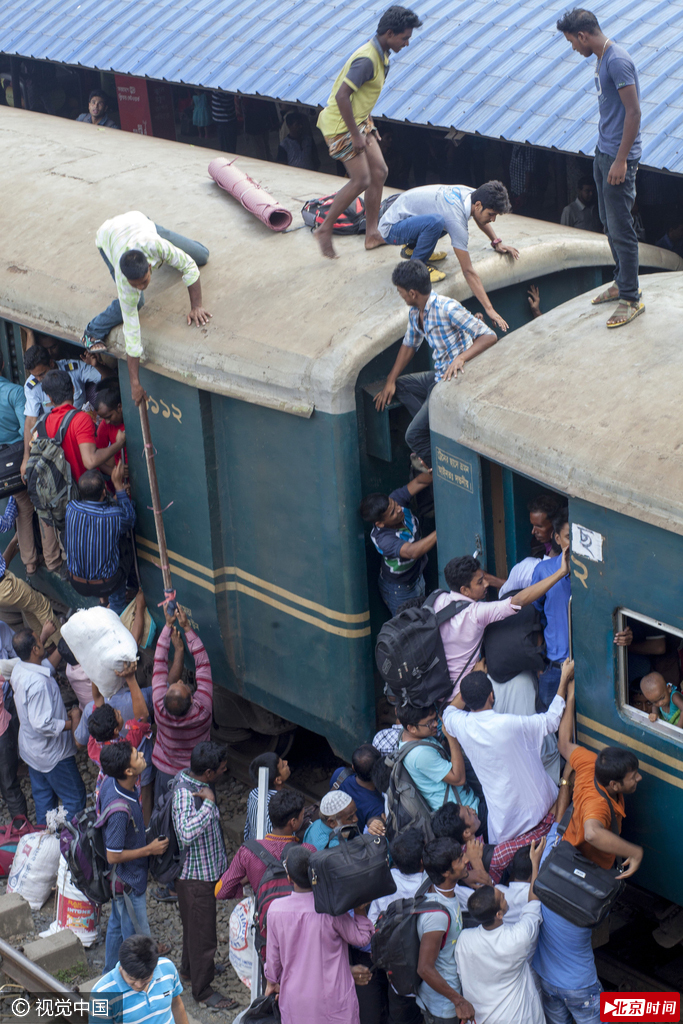 穆斯林传统佳节“宰牲节”即将来临，人们纷纷乘上拥挤的火车赶回家欢度节日。