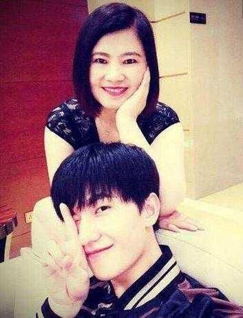 明星和妈妈合影:王源、关晓彤、王俊凯、李易