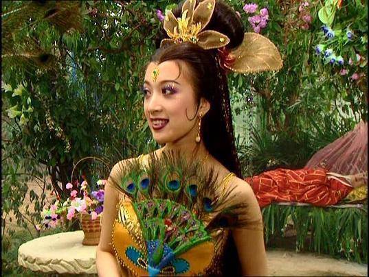 气质高贵端庄,舞蹈高贵绝伦,帮助唐僧四人躲过此劫难的孔雀公主,这一