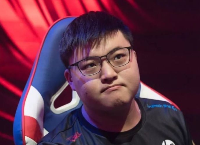 UZI直播排位挂机上央视,卢老爷C站一哥地位不