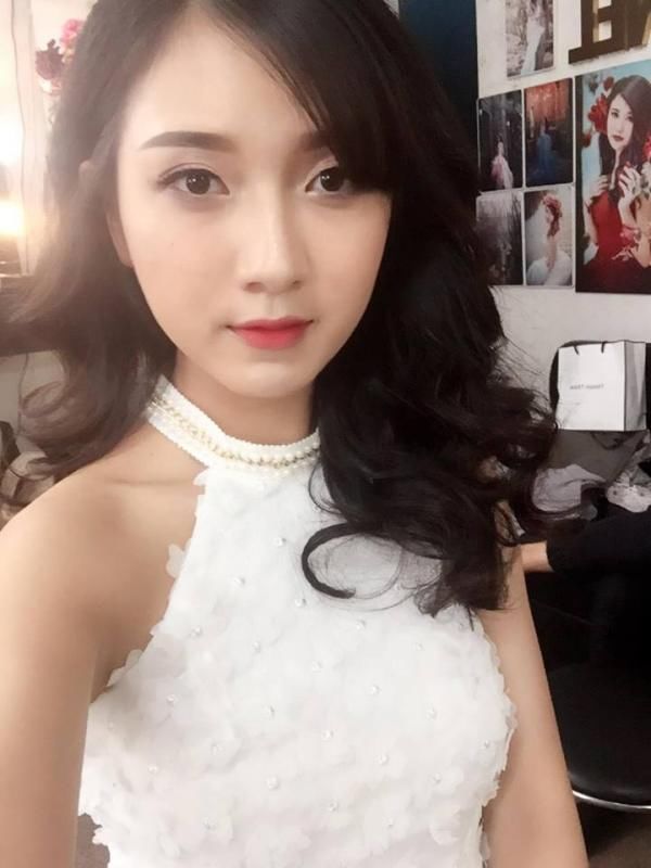 裴氏秋月老师身材苗条,加上教学工作认真,虽然刚毕业从教只有一年