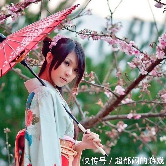 日本女式和服后面为什么要绑个小枕头?真的