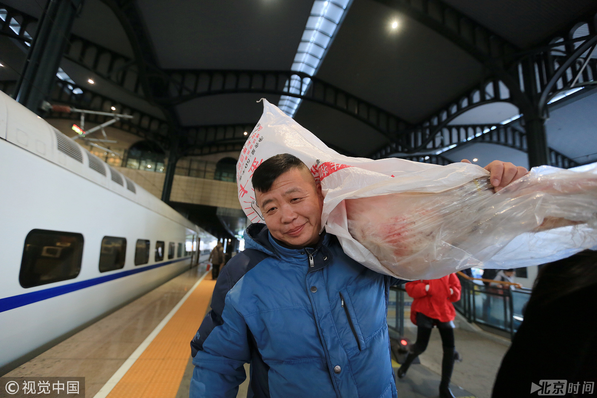 2018年春节你带什么回家?男子扛肥羊上高铁 2018年春节你带什么回家?男子扛肥羊上高铁