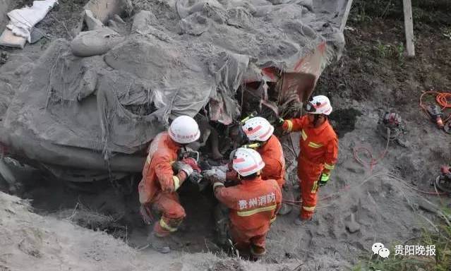 遵义车祸已致6死:多人悬空 有人没系安全带被甩出
