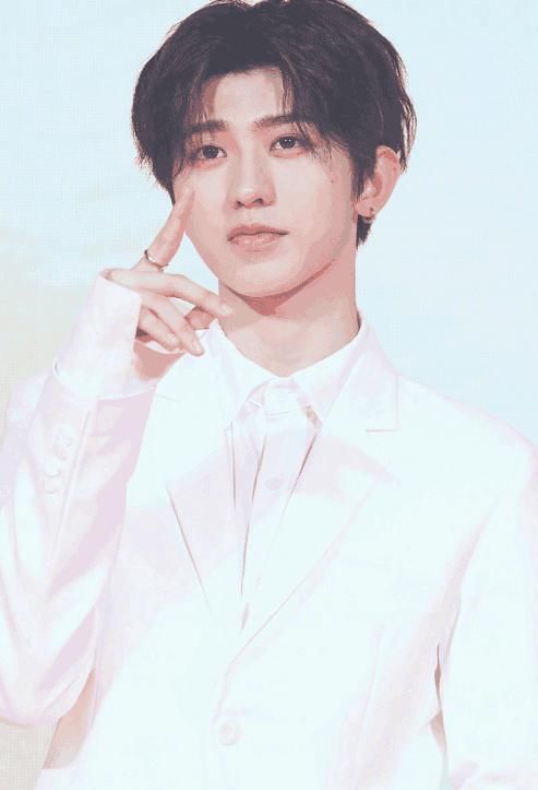 朱正廷蔡徐坤同穿西装,谁是小奶狗谁是小狼狗