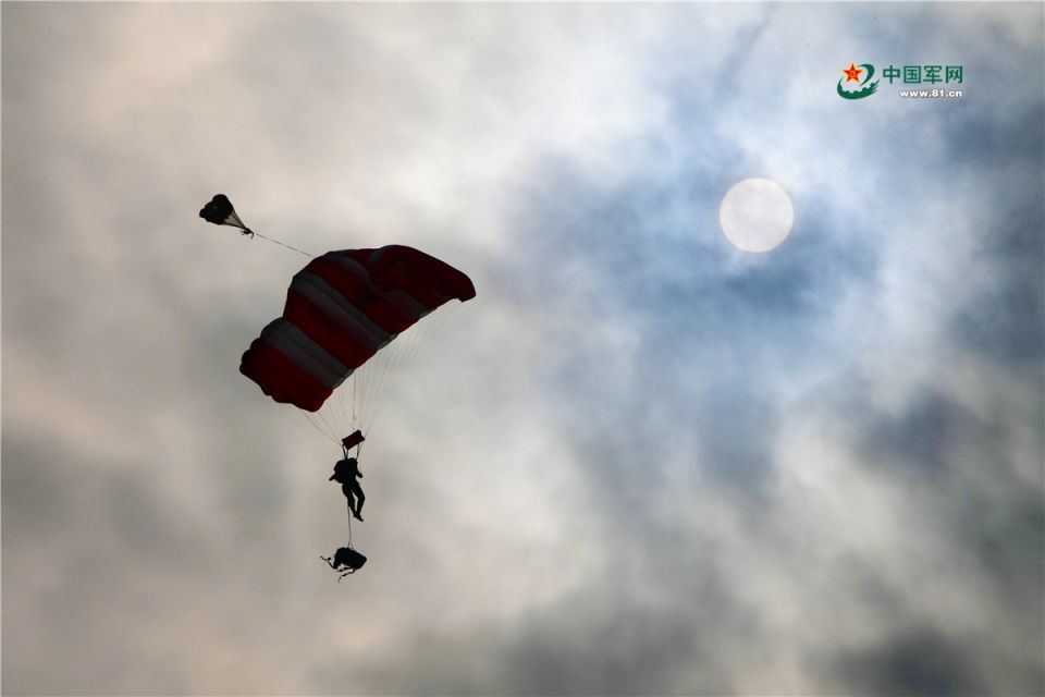 陆军特战官兵伞降训练,作战本领练起来!