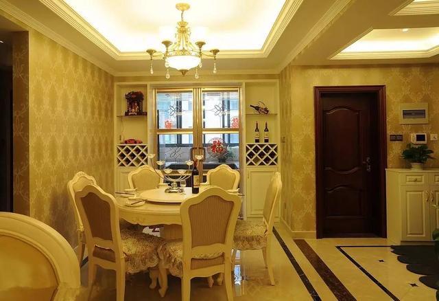 把酒柜装在厨房门上,空间利用好,还显高档!