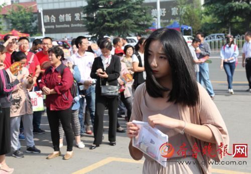 这考场颜值高能 宛如艺考现场 这考场颜值高能 宛如艺考现场