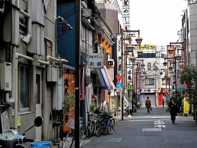 日本街道为啥这么干净?中国游客日本旅游,发现