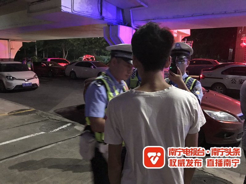 南宁:交警凌晨查车 又有醉猫被揪出