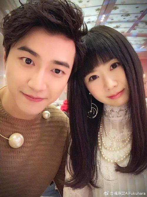 福原爱怀二胎8个月仍清纯似瓷娃娃,孕肚太大需老公喂食太甜蜜