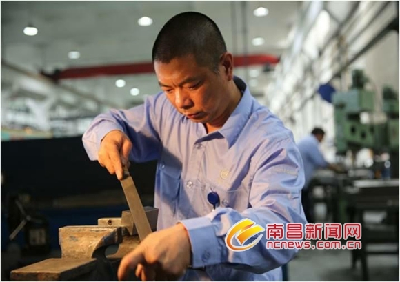 黄群:爱啃“硬骨头”的钳工“大咖” 黄群:爱啃“硬骨头”的钳工“大咖”