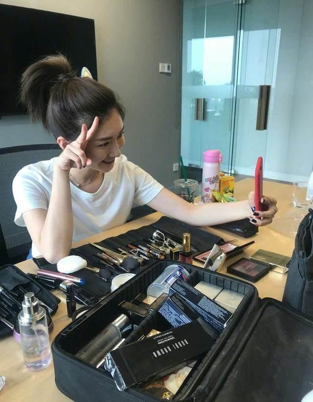 张馨予化妆台似专柜,杨幂爱收藏口红,但和他比起来都太简单了!
