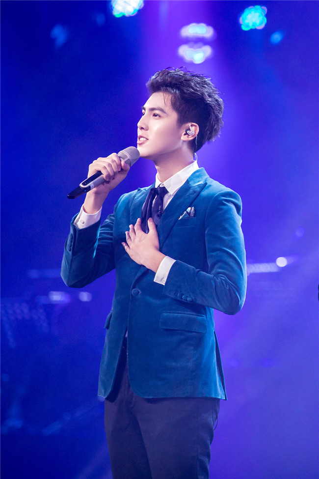 《声入人心》少年蔡尧终养成 绅士亮相音乐会舞台