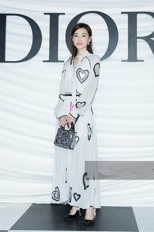 2018春夏高订秀景甜抹胸吊带裙秀傲人上围,网