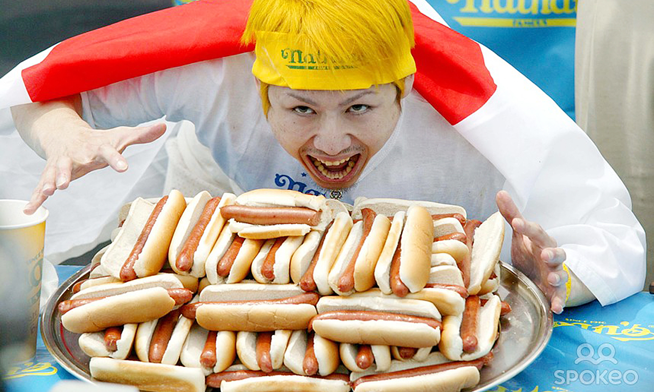 大胃王12分吞54个热狗变"孕妇"