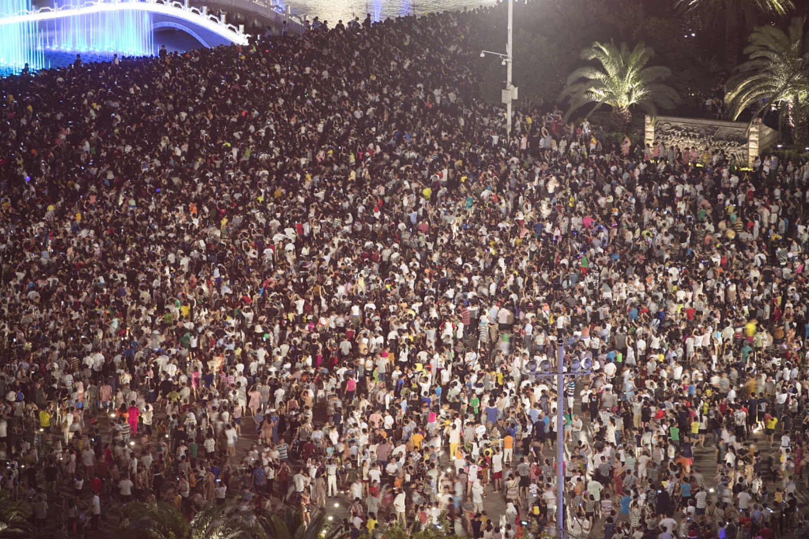 这是昨夜的南昌八一广场 人山人海高呼祖国万岁