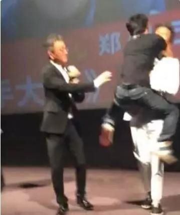 薛之谦被强吻脸部变形, 杨幂被粉丝扯掉裙子, 刘