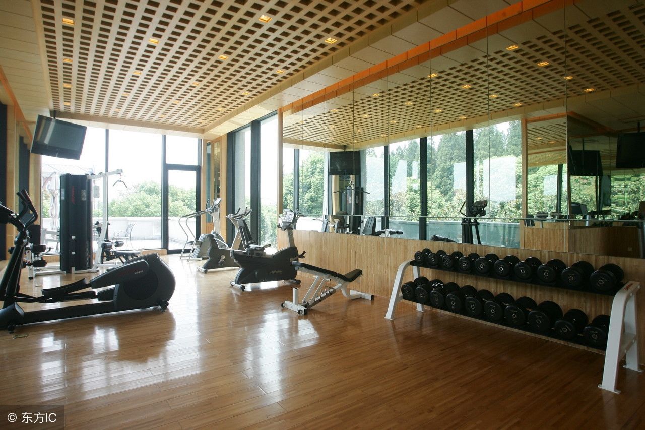 为了锻炼C罗把客厅改成健身房,有些国足需要照