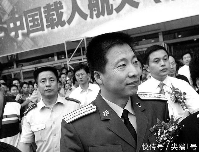 杨利伟太空中中,听到有人敲门,到底是怎么回事