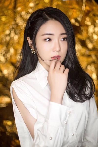 星二代出身,与关晓彤同岁,颜值演技样样在线,今出道获韩红助阵