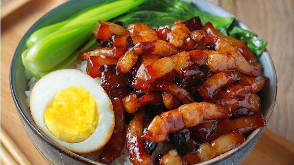 卤肉饭的正宗做法,汁香味浓,肥而不腻! 卤肉饭的正宗做法,汁香味浓,肥而不腻!