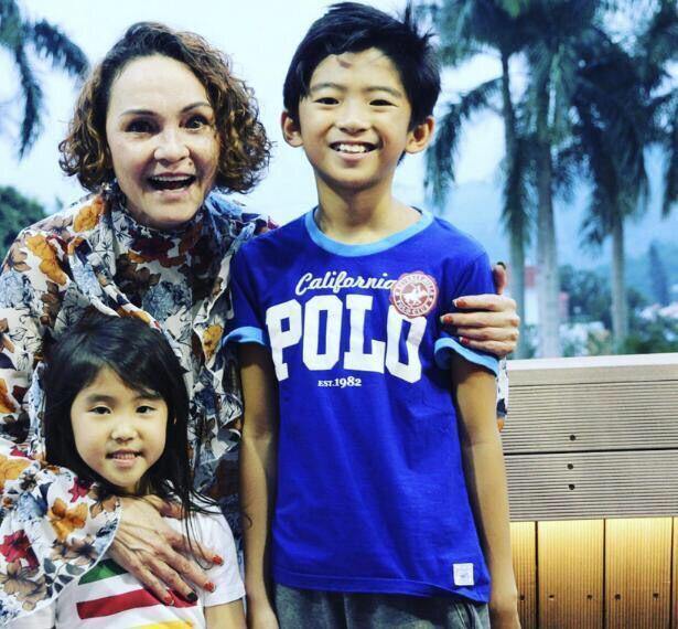 张柏芝晒罕见全家福，父母颜值不输谢霆锋爸妈