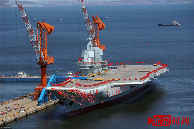 巨龙入海!中国首艘国产航母在大连出坞下水
