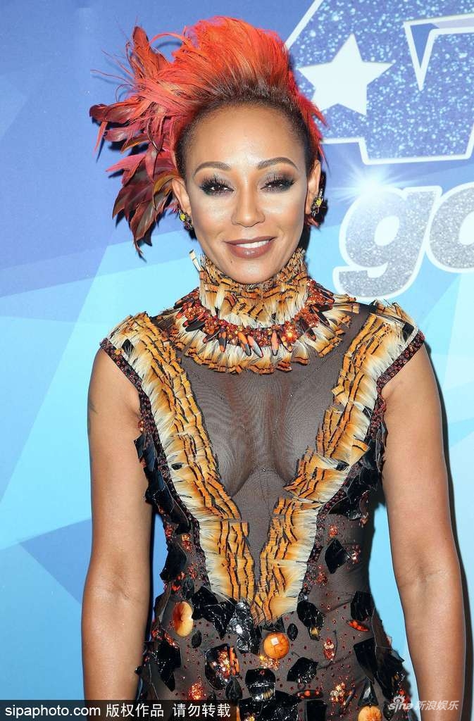 组图:女星梅兰妮·布朗穿半透视裙装现身 秀傲人上围