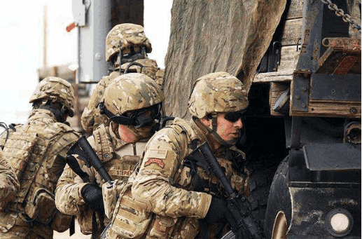 官媒首次曝光解放军新式虎纹迷彩和头盔装具