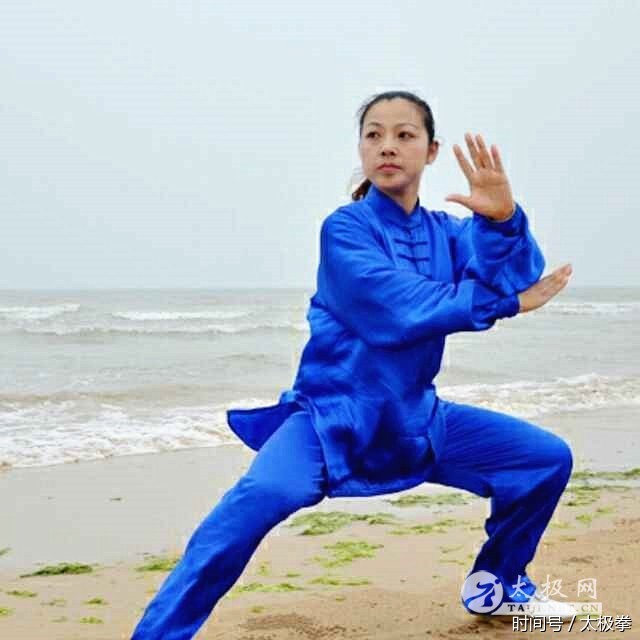 太极名家郑彩霞 温县“十大女杰”之一 太极名家郑彩霞 温县“十大女杰”之一