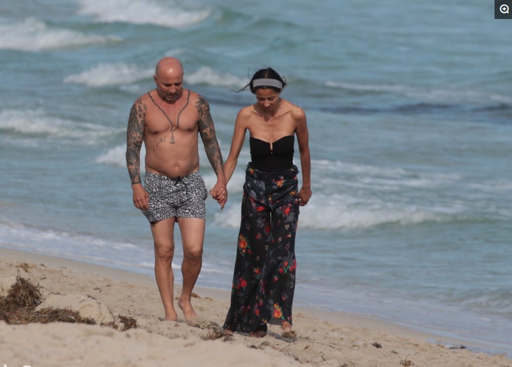 卸任阿根廷国家队主教练后,桑保利携妻子在迈